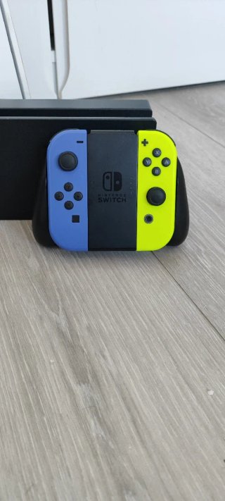Nintendo Switch Azul y Amarillo fosforito