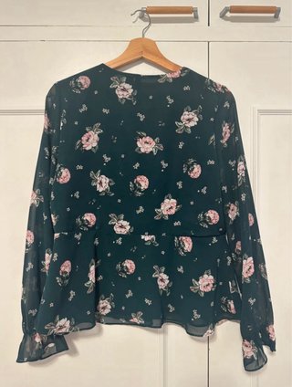 Blusa verde con flores rosas