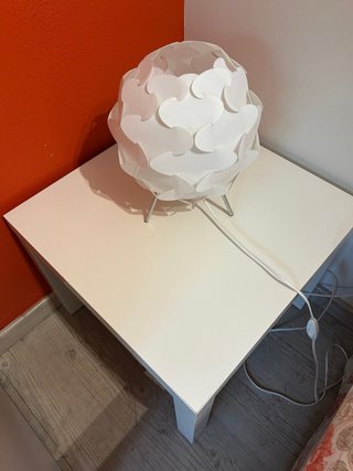 Mesa auxiliar blanca y lámpara
