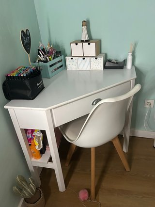 Escritorio esquinero blanco con silla