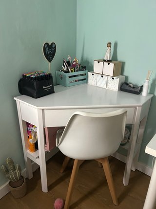 Escritorio esquinero blanco con silla