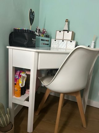 Escritorio esquinero blanco con silla