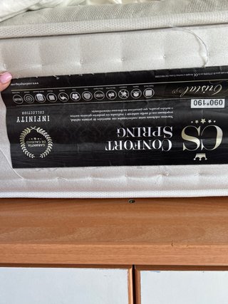 Estructura con dos camas, colchones y almacenaje
