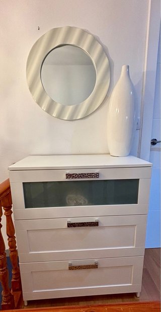 Cómoda blanca Ikea con espejo