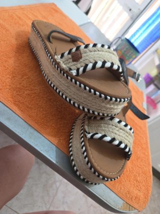 Sandalias Popa Beige y Negro