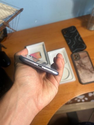 iPhone 11 128GB + 2 Cover