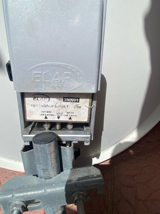 Antena parabólica con decodificador