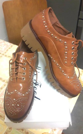 Zapatos marrones con tachuelas