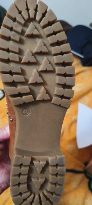 Zapatos marrones con tachuelas