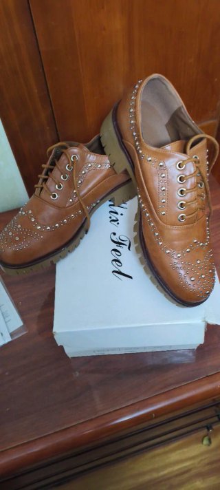 Zapatos marrones con tachuelas