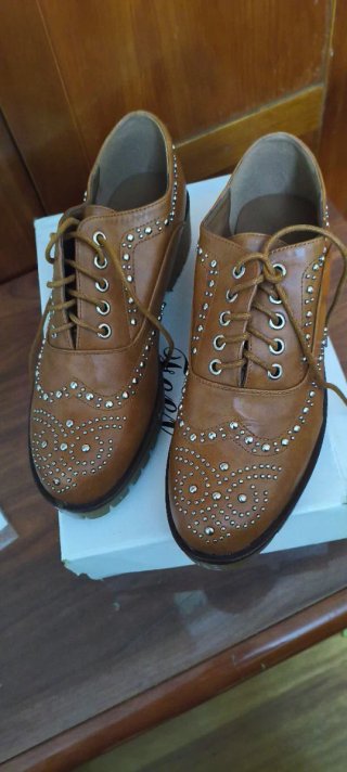 Zapatos marrones con tachuelas
