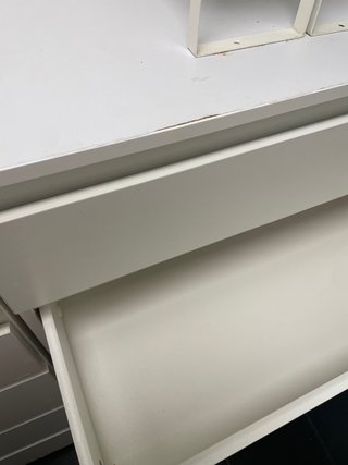 Cajonera de madera blanca. Son dos