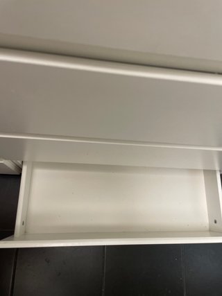 Cajonera de madera blanca. Son dos