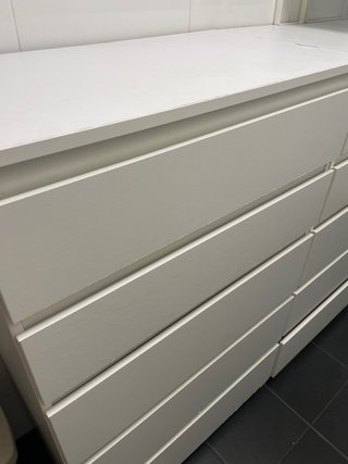 Cajonera de madera blanca. Son dos