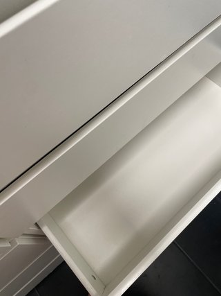 Cajonera de madera blanca. Son dos