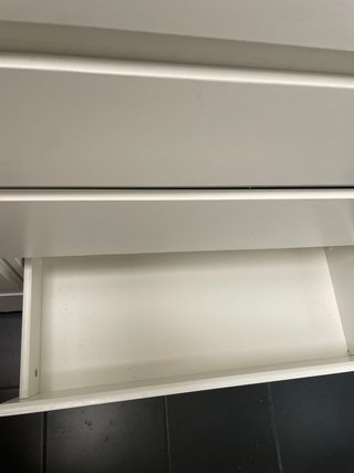 Cajonera de madera blanca. Son dos