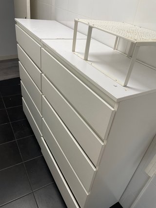 Cajonera de madera blanca. Son dos