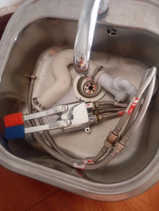 Grifo con pedal y mangueras