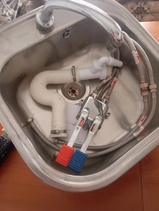 Grifo con pedal y mangueras