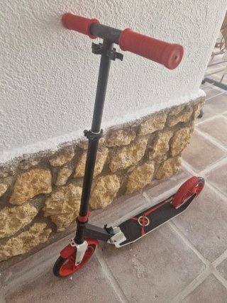 Patinete de niño rojo y negro