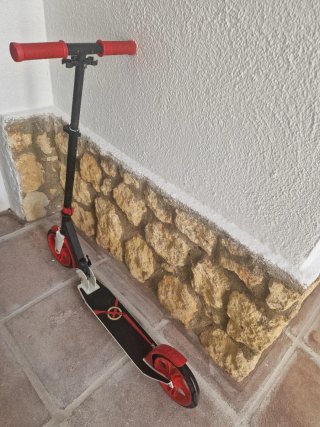 Patinete de niño rojo y negro