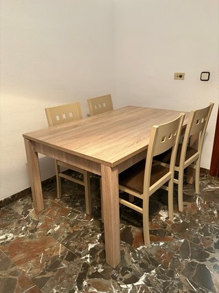 Mueble salón y mesa con sillas