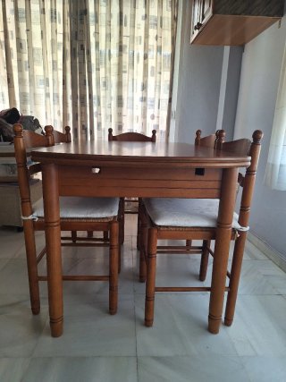 Mesa de comedor y 6 sillas de madera
