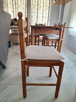 Mesa de comedor y 6 sillas de madera