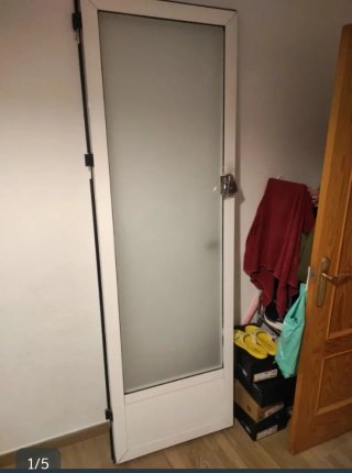 Puerta aluminio con cristal translúcido