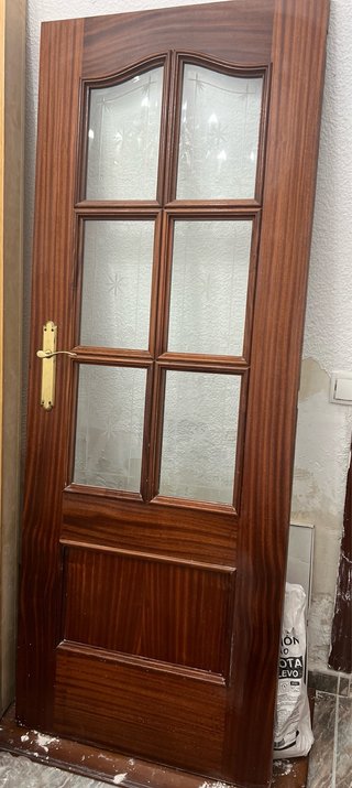Puerta madera y cristal con manilla dorada