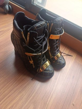 Botas Giuseppe Zanotti Talla 37 Negro/Dorado