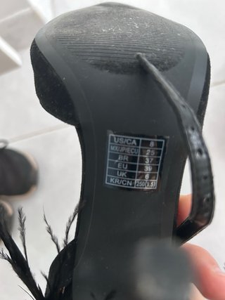 Tacones negros Forever 21 con plumas