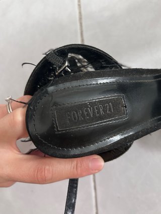 Tacones negros Forever 21 con plumas