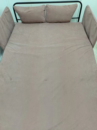 Sofá Cama rosa empolvado de terciopelo