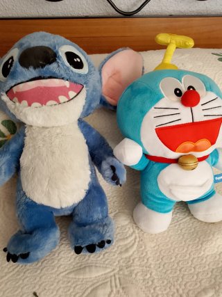 Lote 2 peluches Stitch y Doraemon