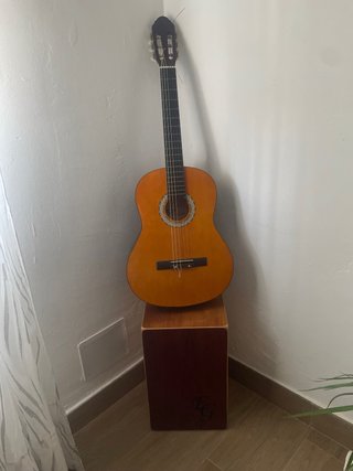Guitarra flamenca y cajón
