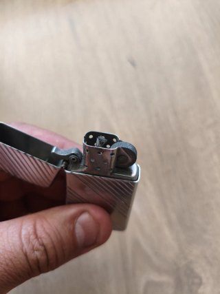 Mechero Zippo a rayas plateado