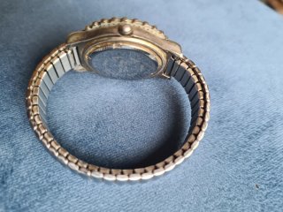 Reloj plateado marca Astro