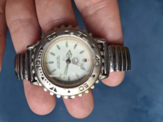 Reloj plateado marca Astro