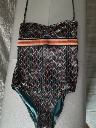 Bañador verde y naranja estampado