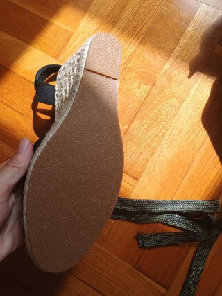 Sandalias negras de cuña con tiras