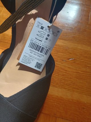 Sandalias negras de cuña con tiras