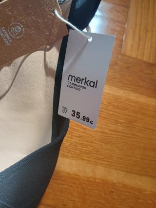Sandalias negras de cuña con tiras