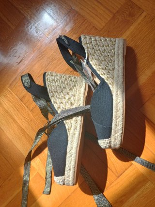 Sandalias negras de cuña con tiras