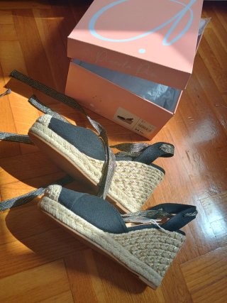 Sandalias negras de cuña con tiras