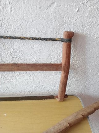 Orcate y sierra antigua de madera
