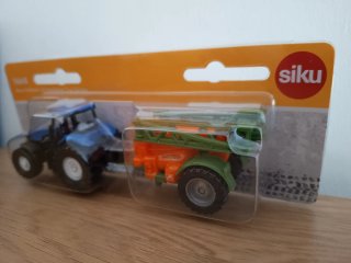 Siku 1668 New Holland T8 con Pulverizador