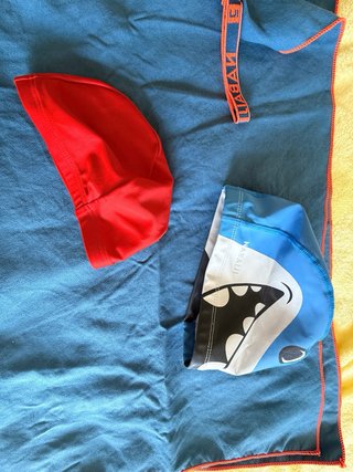 Lote Natación Nabaiji: Toalla y 2 Gorros