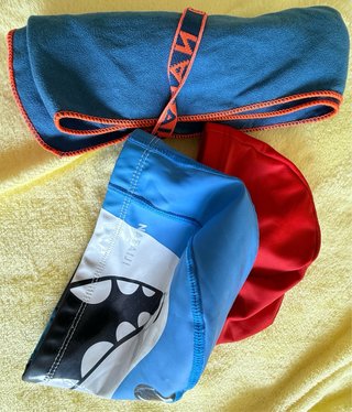 Lote Natación Nabaiji: Toalla y 2 Gorros