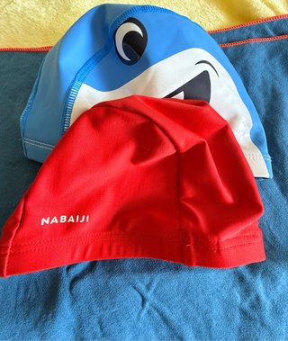 Lote Natación Nabaiji: Toalla y 2 Gorros